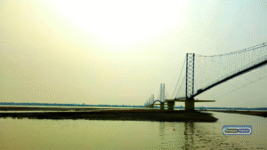 नारायणी नदी के ऊपर बनी Susta Suspension Bridge की कुल लम्बाई १५७१ मीटर में है इसी लम्बाई के वजह से Susta Suspension Bridge को पसंद किया जा रहे है यहाँ पर ज्यादा विज़िटर्स आना पसंद करते है |
